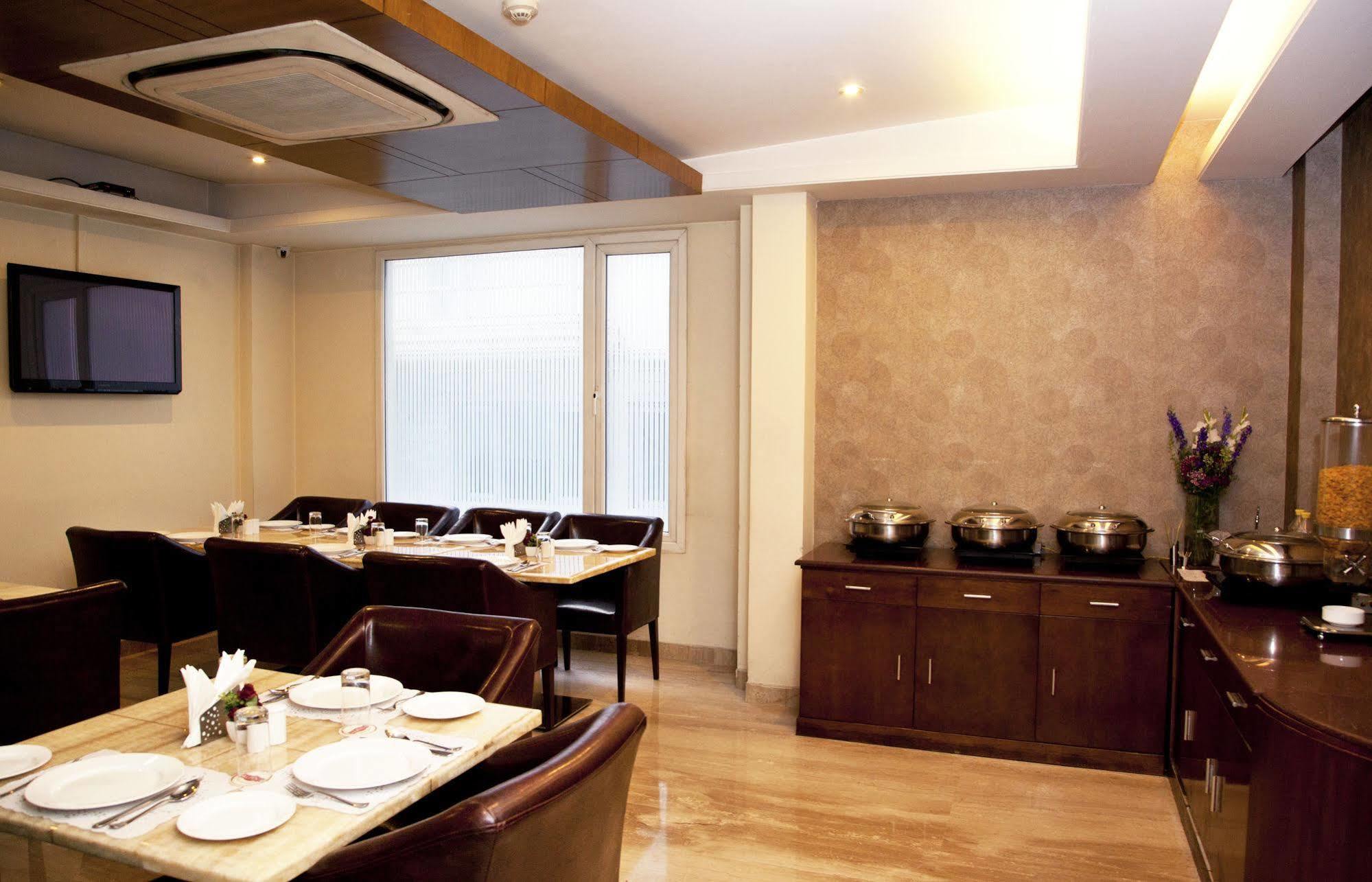 Alpina Hotels & Suites Nueva Delhi Exterior foto