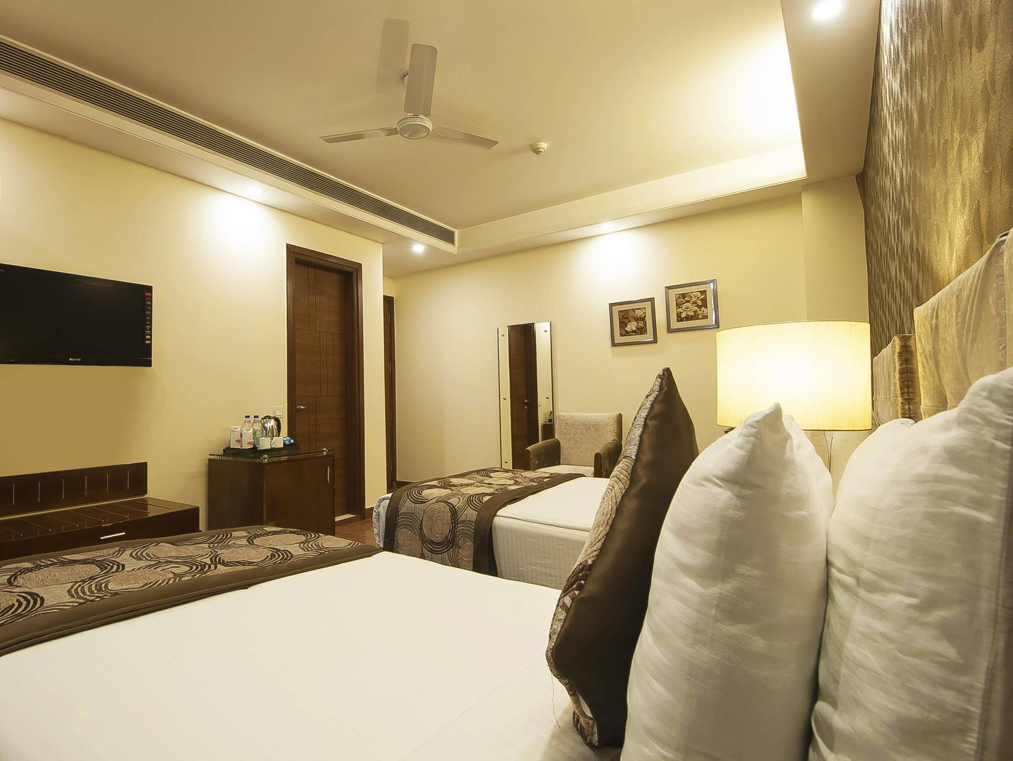Alpina Hotels & Suites Nueva Delhi Exterior foto
