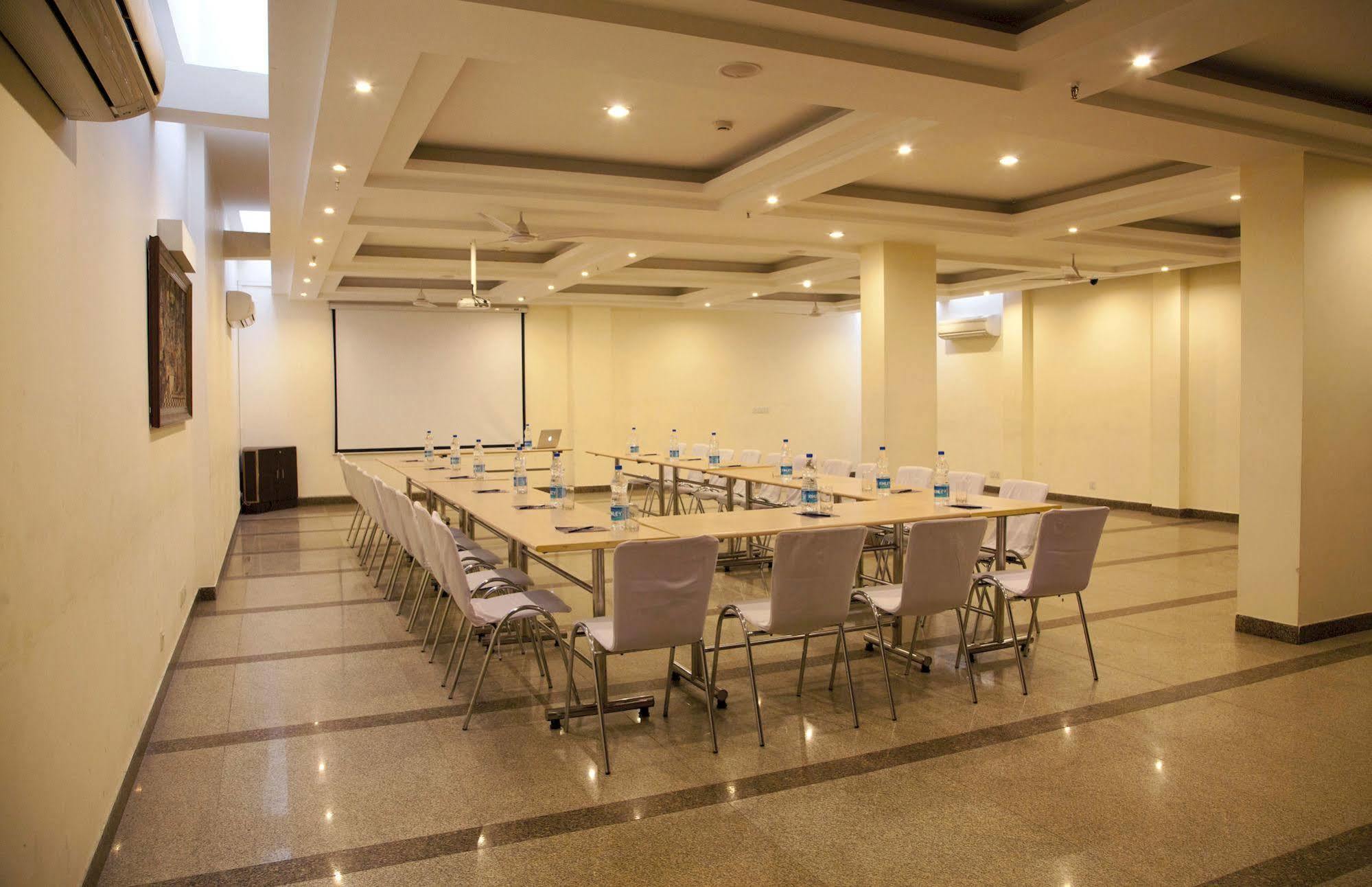Alpina Hotels & Suites Nueva Delhi Exterior foto